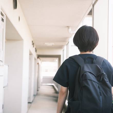 団地の廊下を通って、次のお宅へ