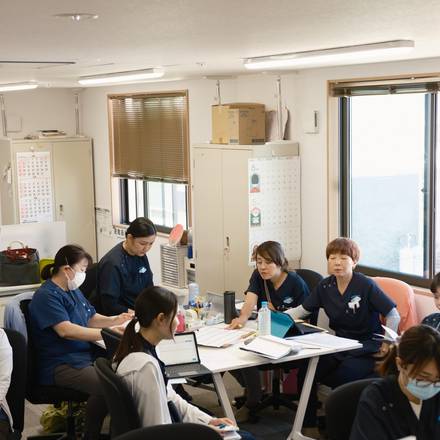 事務所での申し送り。チームで支えます