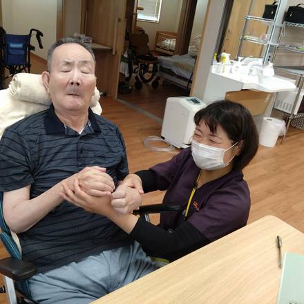 手を握って、ゆっくりお話を