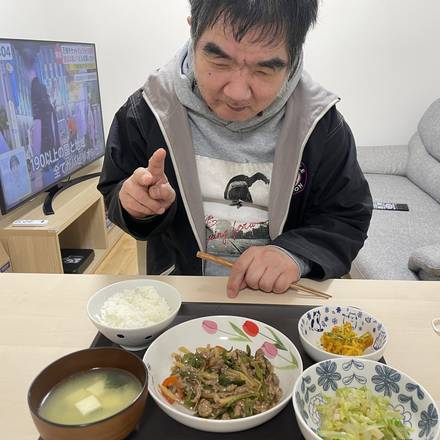 ごはんと味噌汁、おかずがそろった夕ごはん